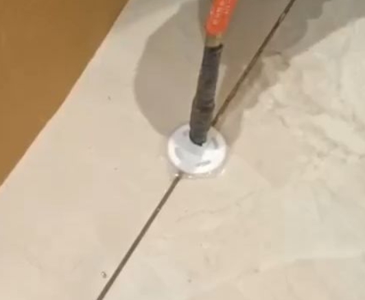 铁门关瓷砖空鼓维修公司专业解答瓷砖在铺贴过程中，如果没有涂抹均匀到位的粘结材料（如水泥砂浆或瓷砖胶），可能会导致以下问题