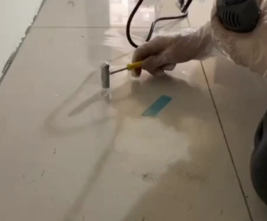 铁门关瓷砖开裂维修公司专业分享瓷砖在铺贴前如果没有沥干水分，将会导致以下问题